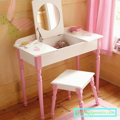 Kızlar için aynalı çocuk tuvalet masası: tercih edilen özellikler