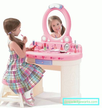 Kızlar için aynalı çocuk tuvalet masası: tercih edilen özellikler