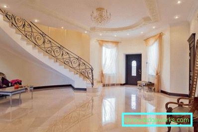 Merdiven fotoğraflı özel bir evde bir koridor tasarlayın