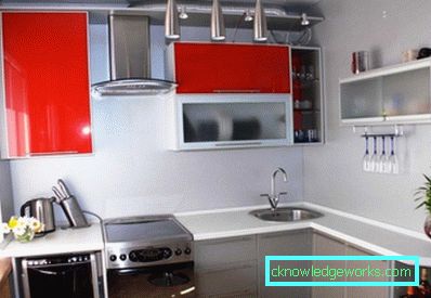 4 kare küçük bir mutfak alanı tasarlayın. buzdolabı