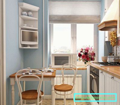 4 kare küçük bir mutfak alanı tasarlayın. buzdolabı