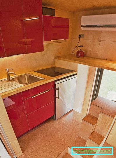 5 metrekarelik küçük bir mutfak alanı. buzdolabı 5 metrekarelik küçük bir mutfak alanı. buzdolabı