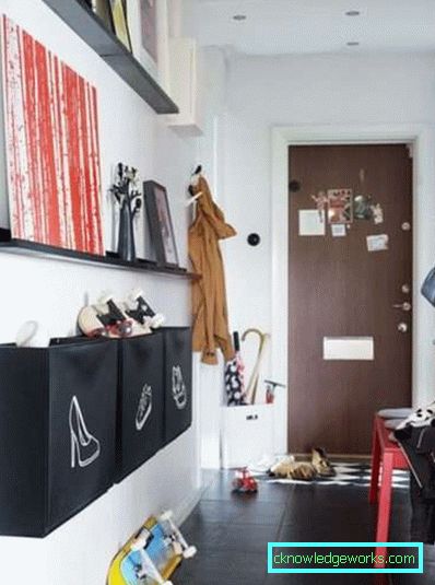 Kruşçev'deki küçük salon - dar bir koridorun tasarımının fotoğrafı