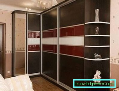 Oturma odasında köşe gardırop